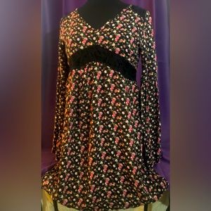 Adorable floral print and lace dress! S 🌸